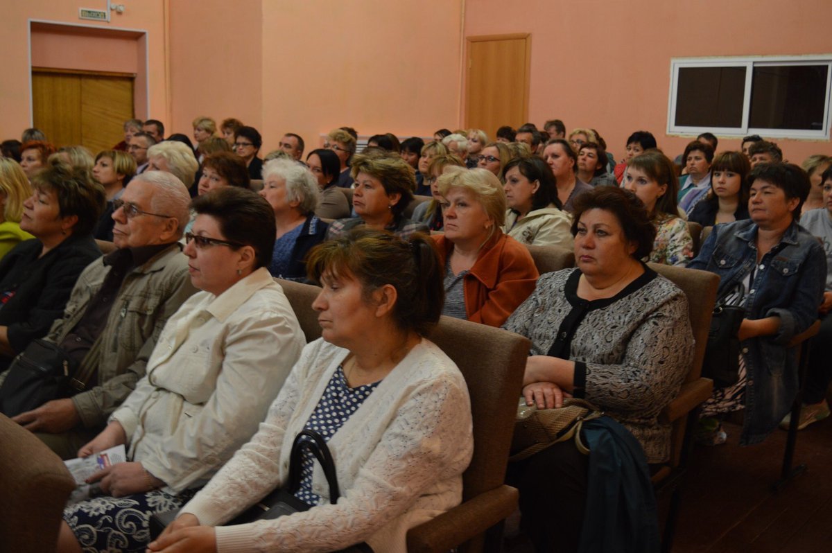 Встреча с избирателями округа №13, среди которых была  группа сторонников "ЕР", состоялась в ДК д.Перемилово в рамках предварительного голосования, организованного ИРО и ШРМО Партии.
Участники праймериз представили свои предвыборные программы и ответили на вопросы избирателей.