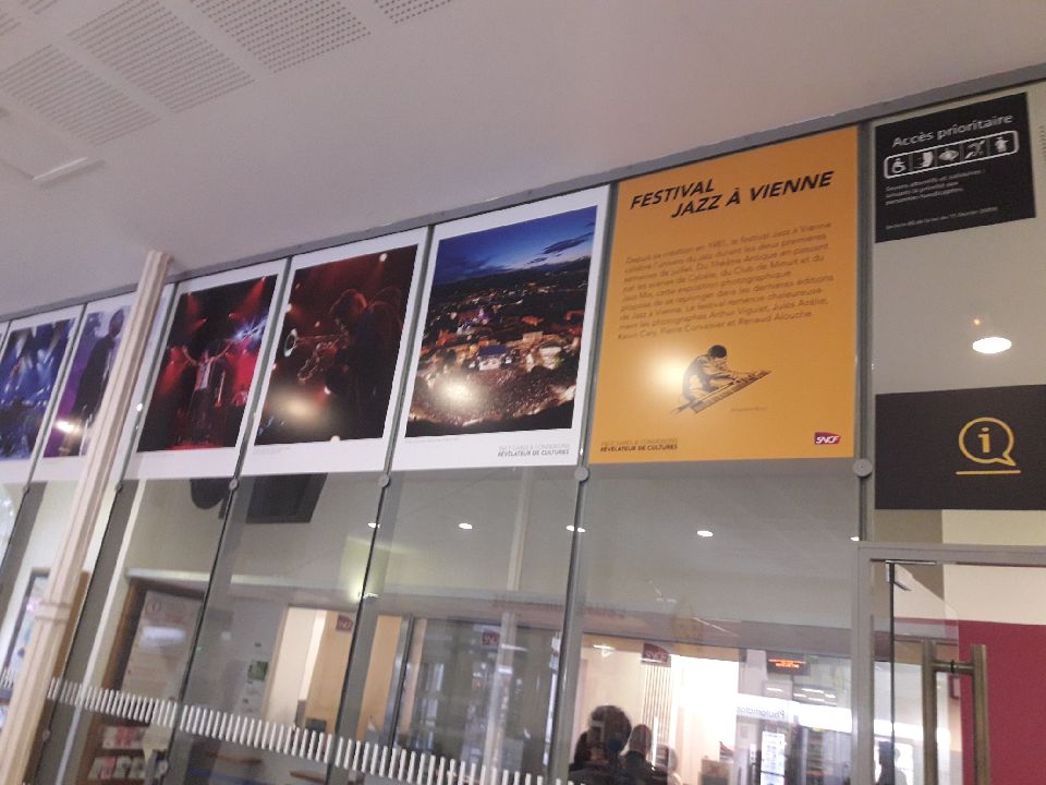 Mylene_sncf's tweet photo. On poursuit sur une lancée musicale avec cette fois-ci le festival de Jazz qui s'invite en #GaredeVienne 🎷🎶 où sont exposés quelques clichés des anciennes éditions ! Il se déroulera du 28 juin au 13 juillet à Vienne 🎺
@johan_sncf @VilledeVienne #musique #Jazz #SNCF https://t.co/yNglU6wwLT