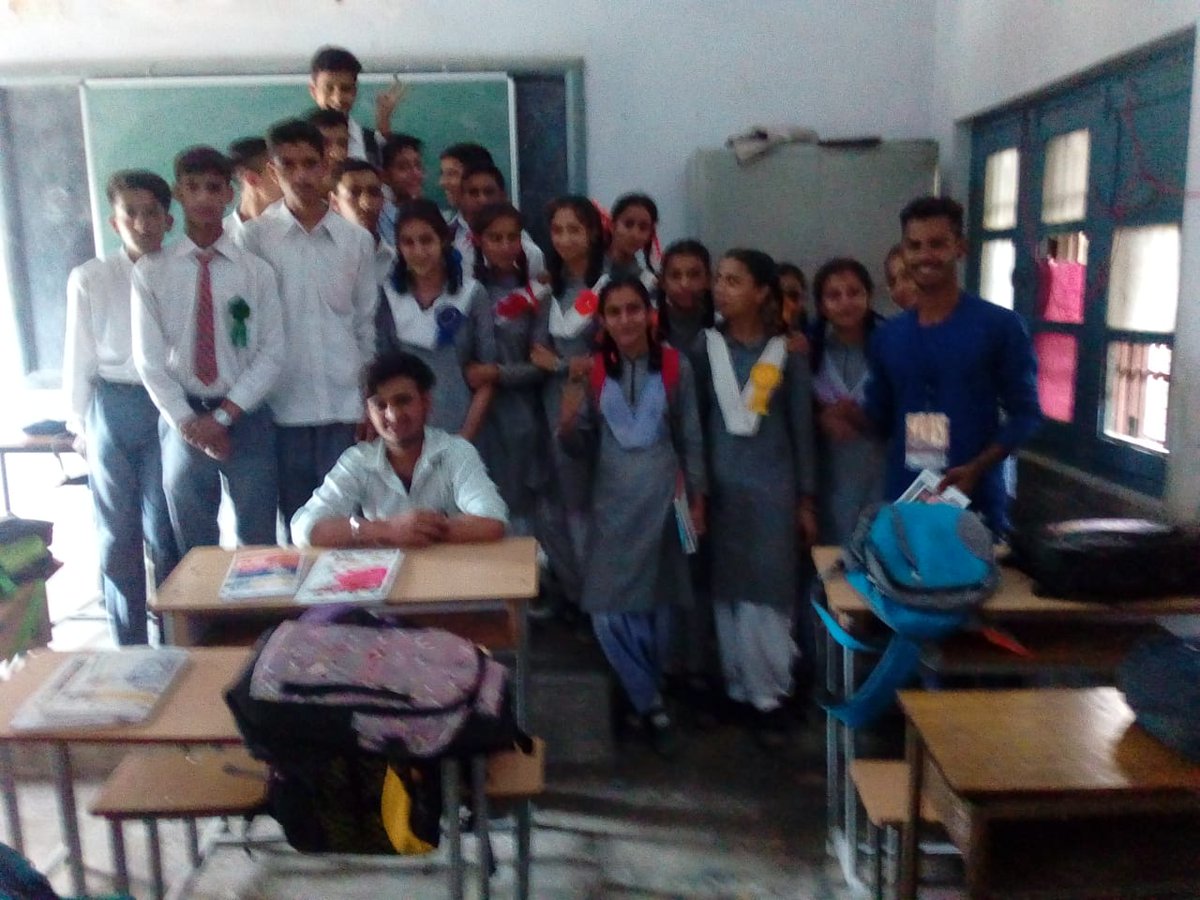 abvphp's tweet photo. देश हमें देता है सब कुछ, हम भी तो कुछ देना सीखें,
औरों का भी हित हो जिसमें, हम ऐसा कुछ करना सीखें।

#SchoolMembershipDrive at Nihri, Telka and Theog. #JoinABVP to rebuild the Nation. https://t.co/NrGzyqLQs7