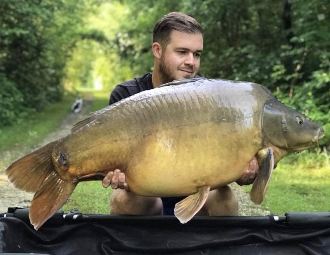 What a way to start the day 52lb 04oz on a 18ft zig on black foam even got photobombed by ruby the lakes cat! #carpcat #getonthezigs 🇫🇷🎣🇫🇷🎣