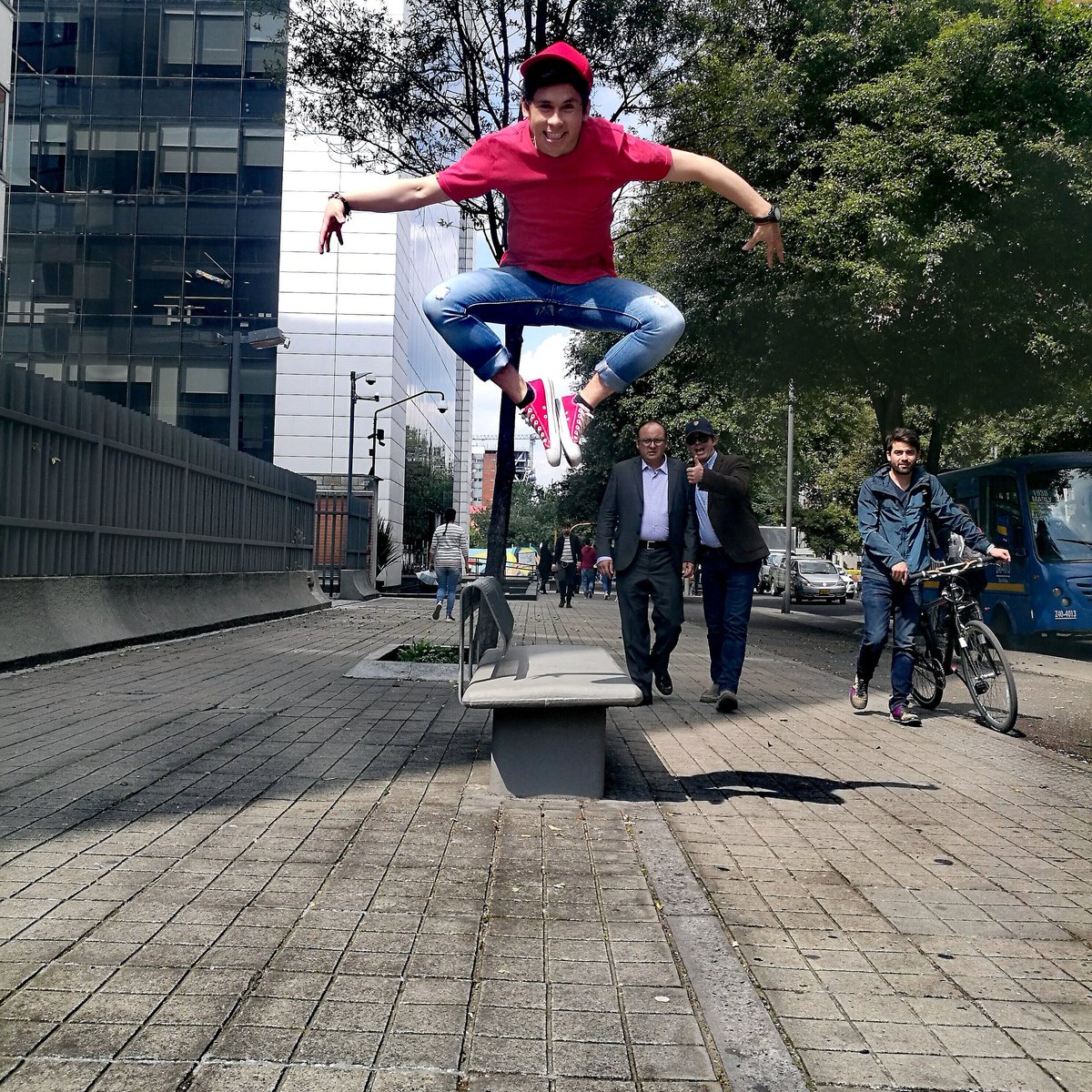 Ivan_Huellas's tweet photo. Dicen: ''Piensa dos veces antes de saltar''.
Yo digo: ''Salta primero y luego piensa todo lo que quieras!'' .... A veces tienes que dar un salto de fe y Dios se encargará de todo lo demás... 🙌
Photo: @danielhuellas
Pdt: No falta el quiere salir en la foto y saluda!  Jajajja 👍 https://t.co/fNj47RinPZ