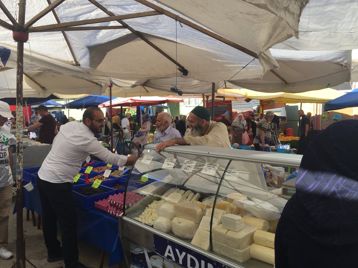 Gemlik ilçesinde perşembe pazarında HDP Bursa 2.bölge Mv. adayımız Mazlum Karagöz ve Gemlik ilçe yöneticilerimizle stant açıp pazarda esnaf ziyaretiyle bildirilerimizle dağıttık. @MazlumKaragz1 
#SenleDegişir #TuDikarî