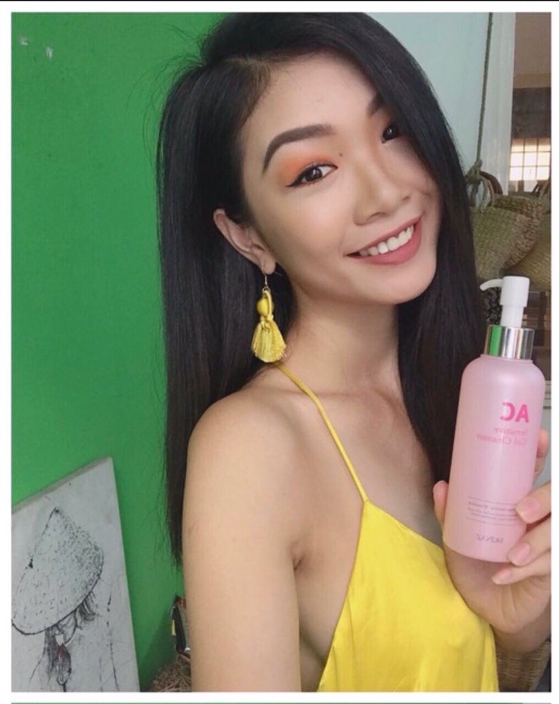 VanLe_Skinaz's tweet photo. #Sữa_rửa_mặt #AC #SKINAZ là dòng cao cấp, nhập khẩu từ HQ, dạng gel, ko tạo bọt, chứa nhiều dưỡng chất và cung cấp độ ẩm cho da, độ PH 5.5 (bằng độ PH của da em bé) an toàn cho da.
🌈 https://t.co/wsj0IsgT9a
📲 #Vân_0932686338 
#SkinazBeauty 
#JolaCosmetics https://t.co/spEfdEAmlK