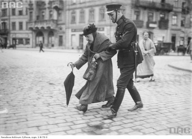 RoninPoland's tweet photo. The #BluePolice was controlled by #IIIReich &amp; was subordinate to #GermanOrderPolice. It wasn't an institution of the Polish state, but General Government established in occupied Poland. Polish pre-war policemen were forced (under death penalty) to enter this German Nazi service. https://t.co/BaMnyrCZvN