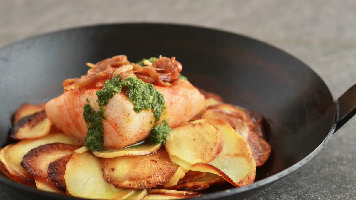 HelenRennie1's tweet photo. Sous-vide cod with crispy potatoes, caramelized onions, and salsa verde https://t.co/CbsaEM8XWW #sousvide #sousvidefish #sousvidecod #becauseittastesgood https://t.co/9ClS23Jjoa