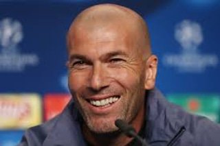 MartaRoyo's tweet photo. Merci beaucoup Míster!!! 
Gracias por tantos títulos!!! 
Dos años y medio al frente del mejor equipo del Mundo!!! 
Se le echará mucho de menos!!! 
A tout à l'heure Míster #Zizou!!! https://t.co/ADYq64TOrN