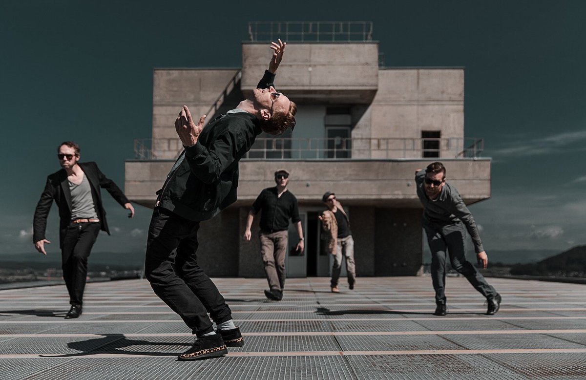 Neues Bandfoto, geschossen von der wunderbaren Jen Ries. Das Album zum Foto kommt am 29. Juni raus, heisst «Itz mau Apokalypse» und ist aufgenommen mit dem Variaton-Orchester.