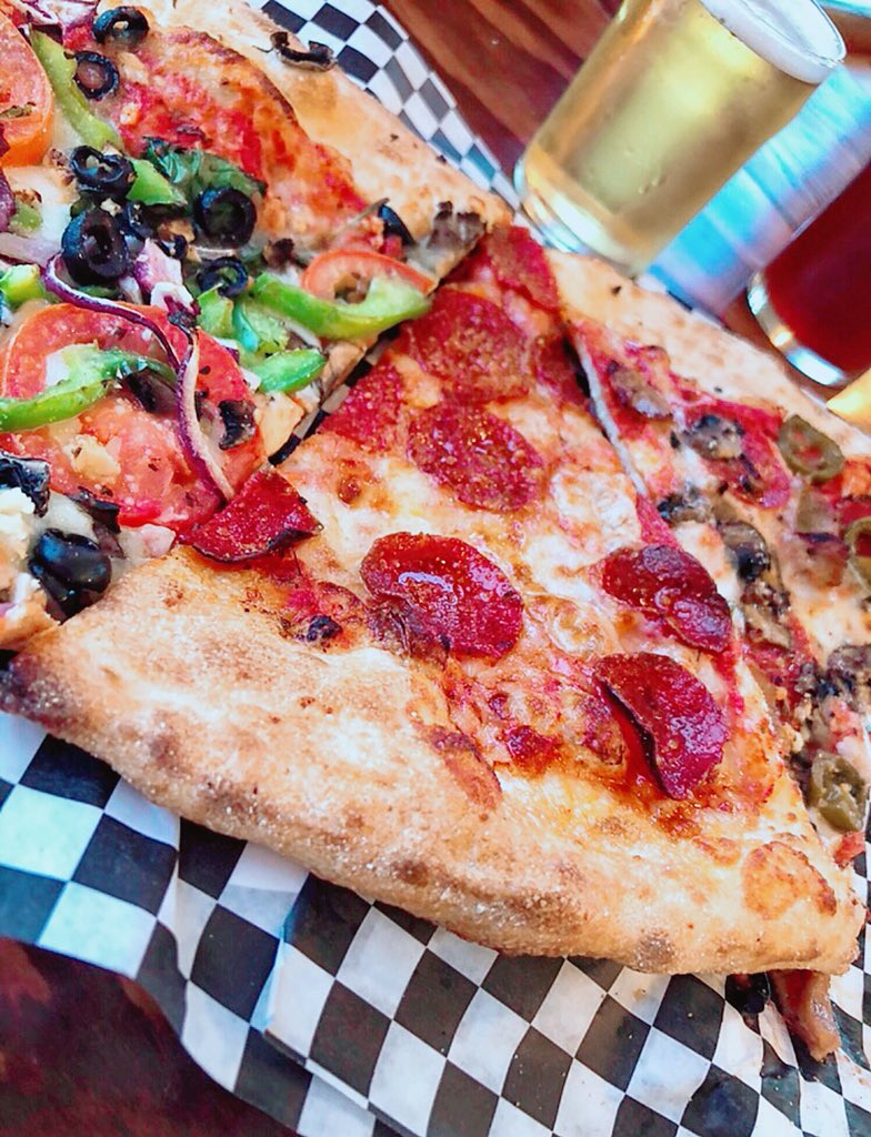 Pizza+Beer=S*Q*U*A*D goals 🙌🏼🍕🍕🍕🍺🍺
•
Check out our new...
👇🏼New Hoppier Hour Specials👇🏼
•
🍕$2 slices
🍷$4 wine
🍺$6 pints
•
•
•
#twosaucybroads #pizza #oc #fullerton #orangecounty #happyhour #hoppyhour #thirstythursday 💦💦 #squadgoals