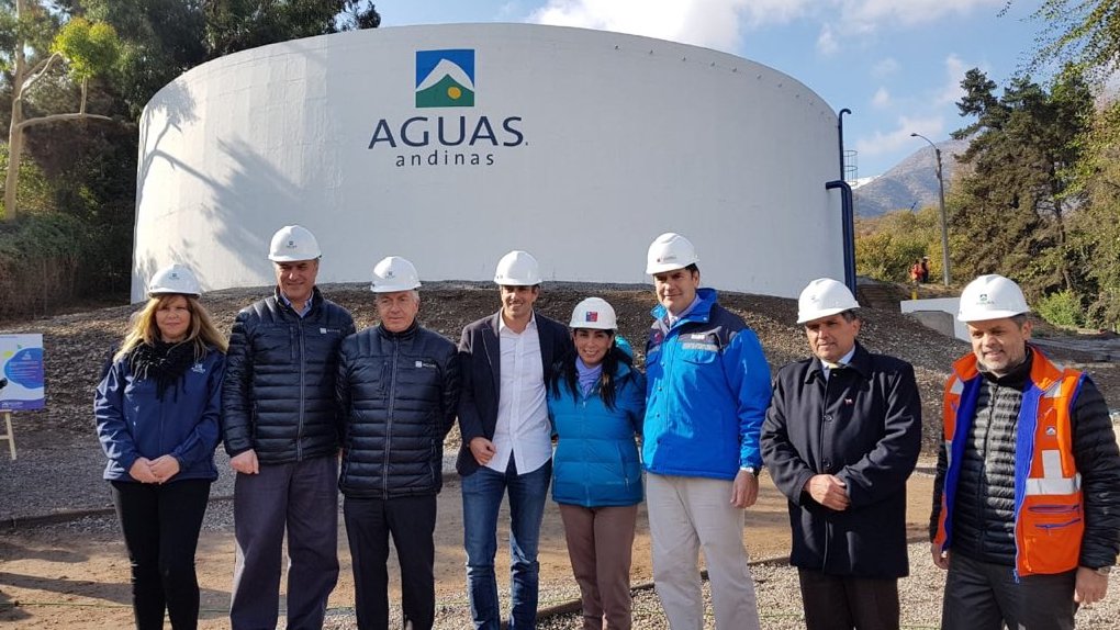 Hoy <a href="/Aguas_Andinas/">Aguas Andinas</a> inauguró, junto a <a href="/KarlaEnAccion/">Karla Rubilar Barahona</a>, <a href="/JMPalaciosParra/">José Manuel Palacios</a> y <a href="/SISS_CHILE/">SISS</a>, los nuevos estanques de reserva de agua potable para Santiago. Entregarán 11 horas de autonomía ante emergencias. #MásAguaParaSantiago
