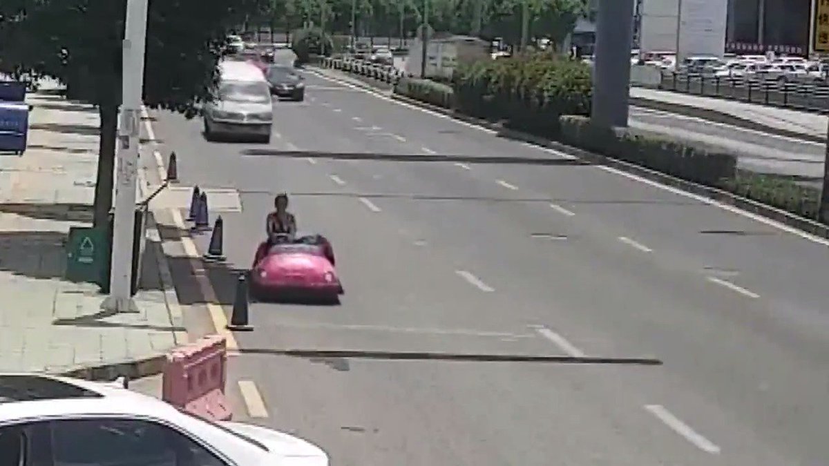 Woman stopped by cops after she was seen driving a bumper car on a busy street bit.ly/2J0aQ8C https://t.co/VG3Y3MbOEZ