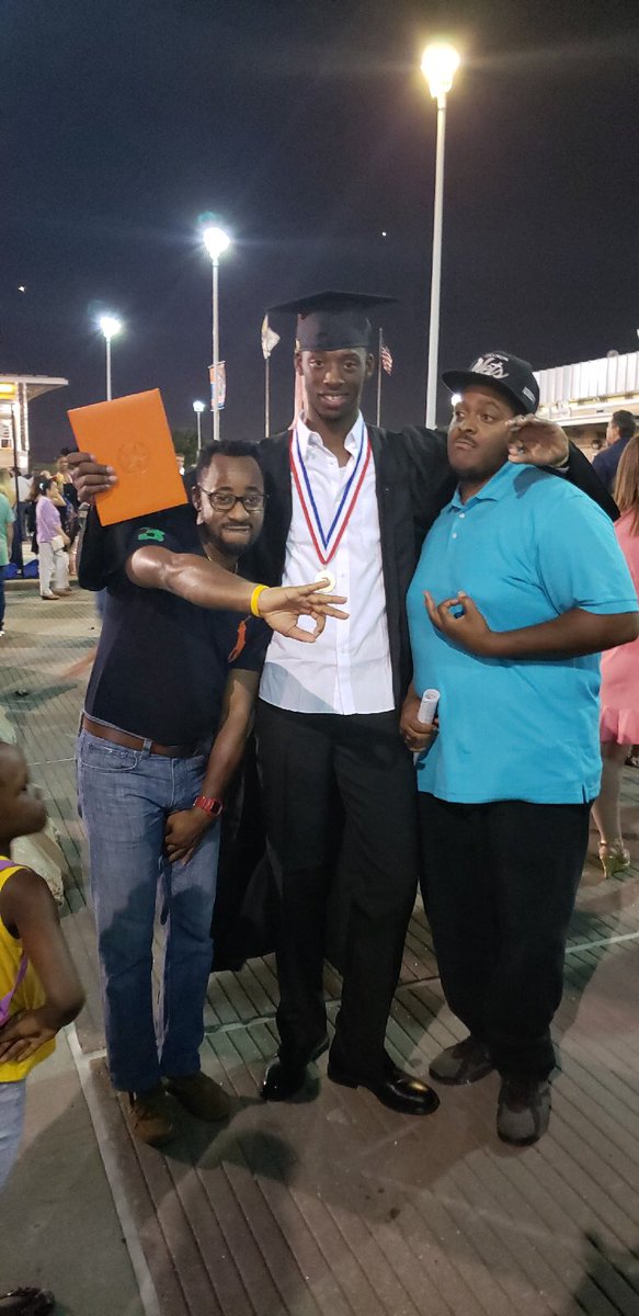 Evoooooo's tweet image. Graduation 👨🏾‍🎓 was a success #GRAD18