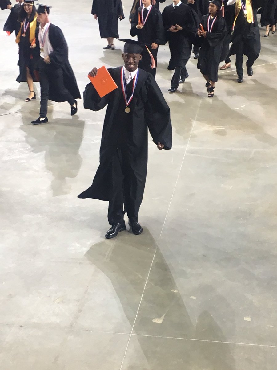 Evoooooo's tweet image. Graduation 👨🏾‍🎓 was a success #GRAD18