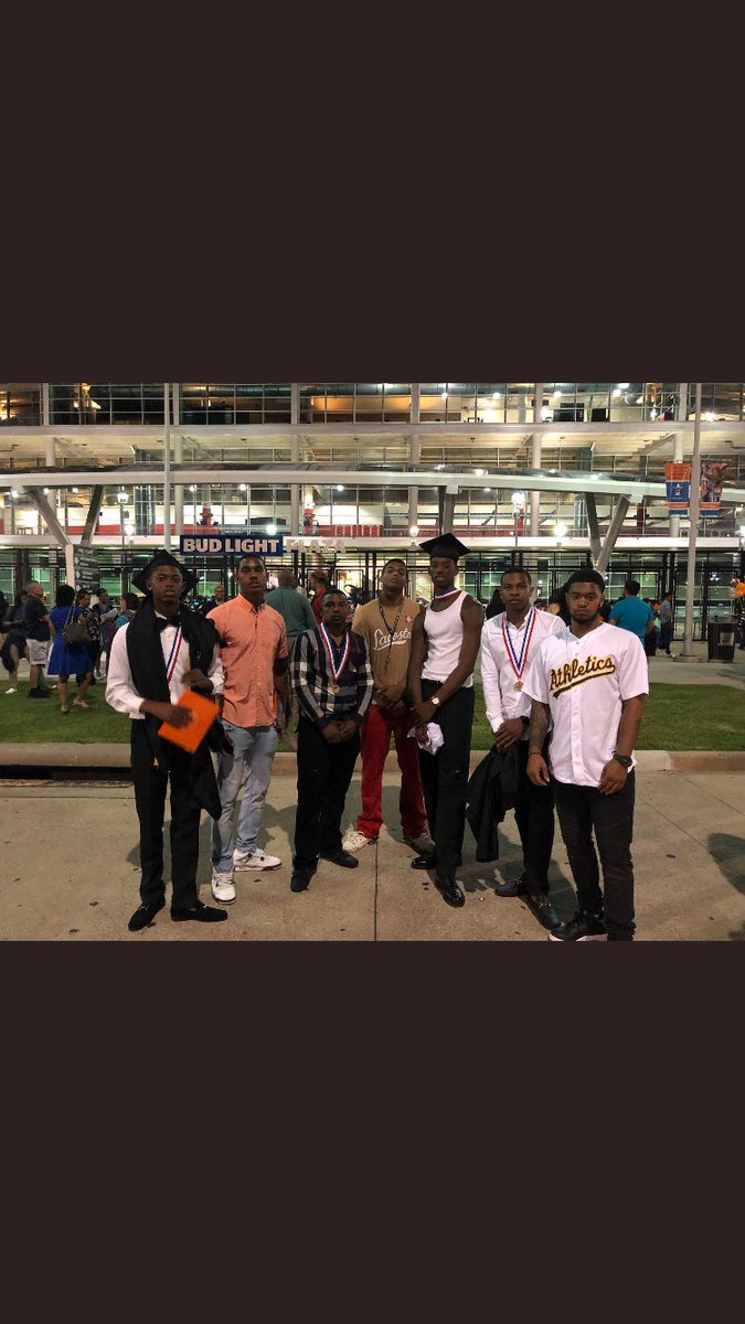 Evoooooo's tweet image. Graduation 👨🏾‍🎓 was a success #GRAD18