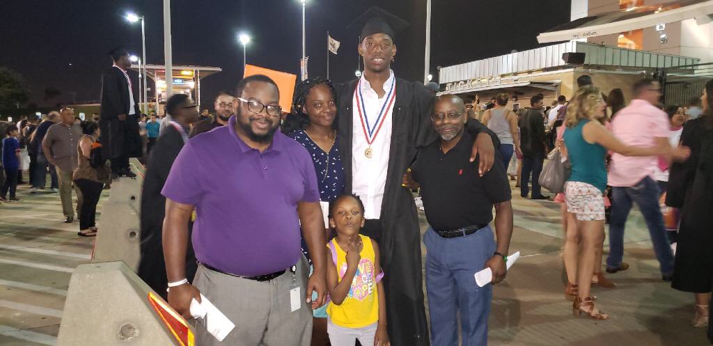 Evoooooo's tweet image. Graduation 👨🏾‍🎓 was a success #GRAD18