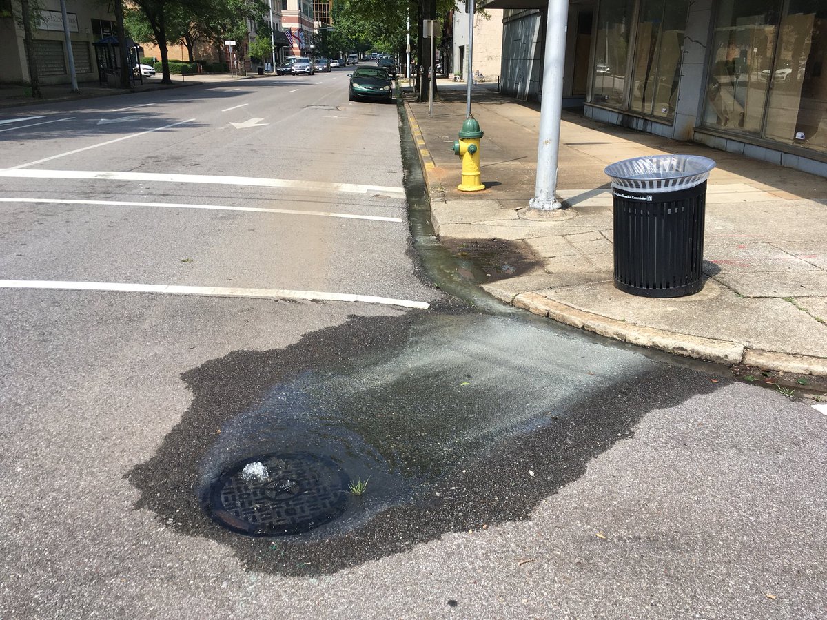 My wife saw this #sewage spill today at 5th Ave N & 22nd St in #Birmingham. She told @BWRiverkeeper who patrolled and informed #JeffersonCounty on their 24-hour #SewageSpill hotline: (205) 942-0681. No matter what county, report #pollution to #Riverkeeper: blackwarriorriver.org/report-polluti…