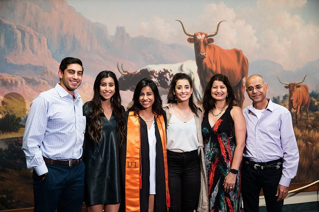 UTBiomedical's tweet image. #TBT to spring commencement. We graduated 105 bachelor's, 11 master's, and 14 doctoral degrees in biomedical engineering!🎓 #CockrellGrad18 #UTGrad18 .bme.utexas.edu/news/1107-bme-…