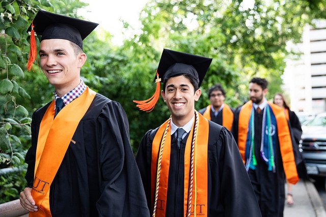 UTBiomedical's tweet image. #TBT to spring commencement. We graduated 105 bachelor's, 11 master's, and 14 doctoral degrees in biomedical engineering!🎓 #CockrellGrad18 #UTGrad18 .bme.utexas.edu/news/1107-bme-…