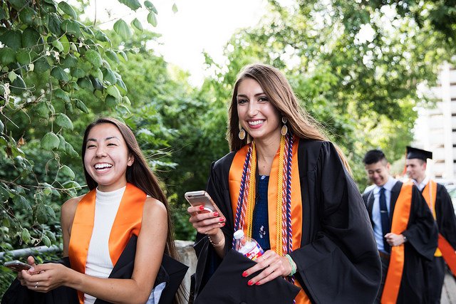 UTBiomedical's tweet image. #TBT to spring commencement. We graduated 105 bachelor's, 11 master's, and 14 doctoral degrees in biomedical engineering!🎓 #CockrellGrad18 #UTGrad18 .bme.utexas.edu/news/1107-bme-…