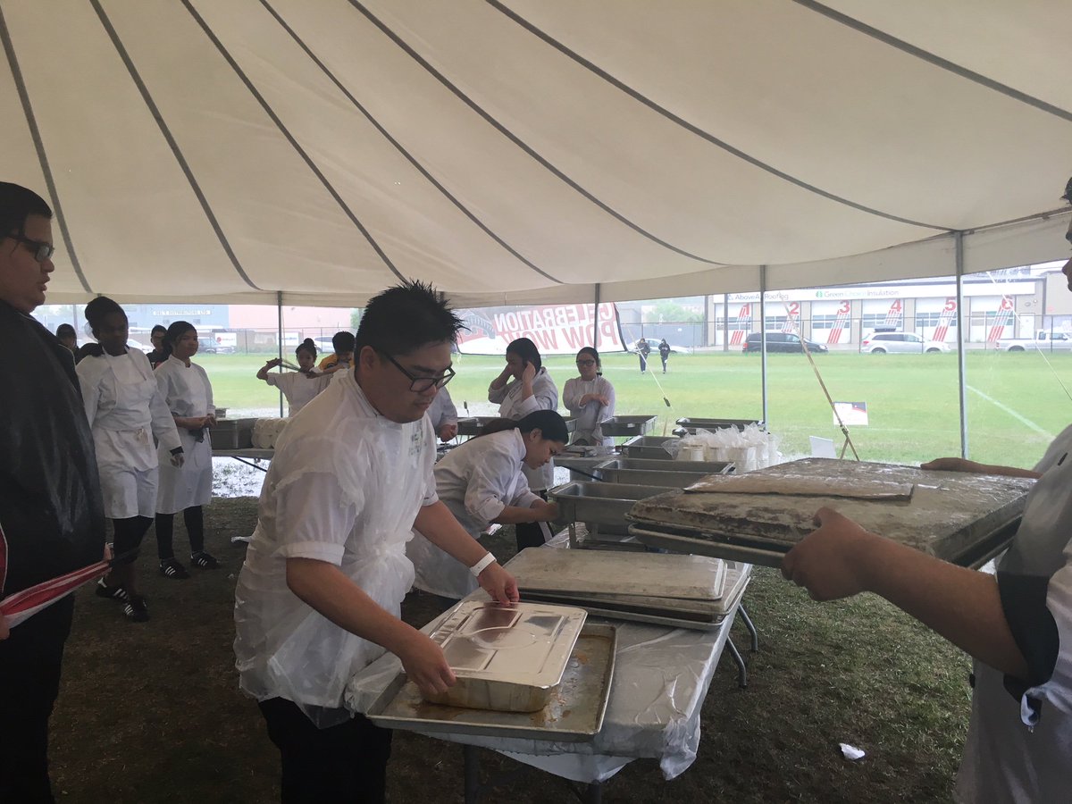 Georgia_Wells1's tweet image. I&apos;m so impressed with Tec Voc&apos;s culinary team who went above and beyond at the pow wow. The delicious food, your willingness to continue working with a smile, even after you were soaked and tired &amp;amp; staying late to do all the kitchen cleanup. Thank you! #WSDpowwow #tecvoc