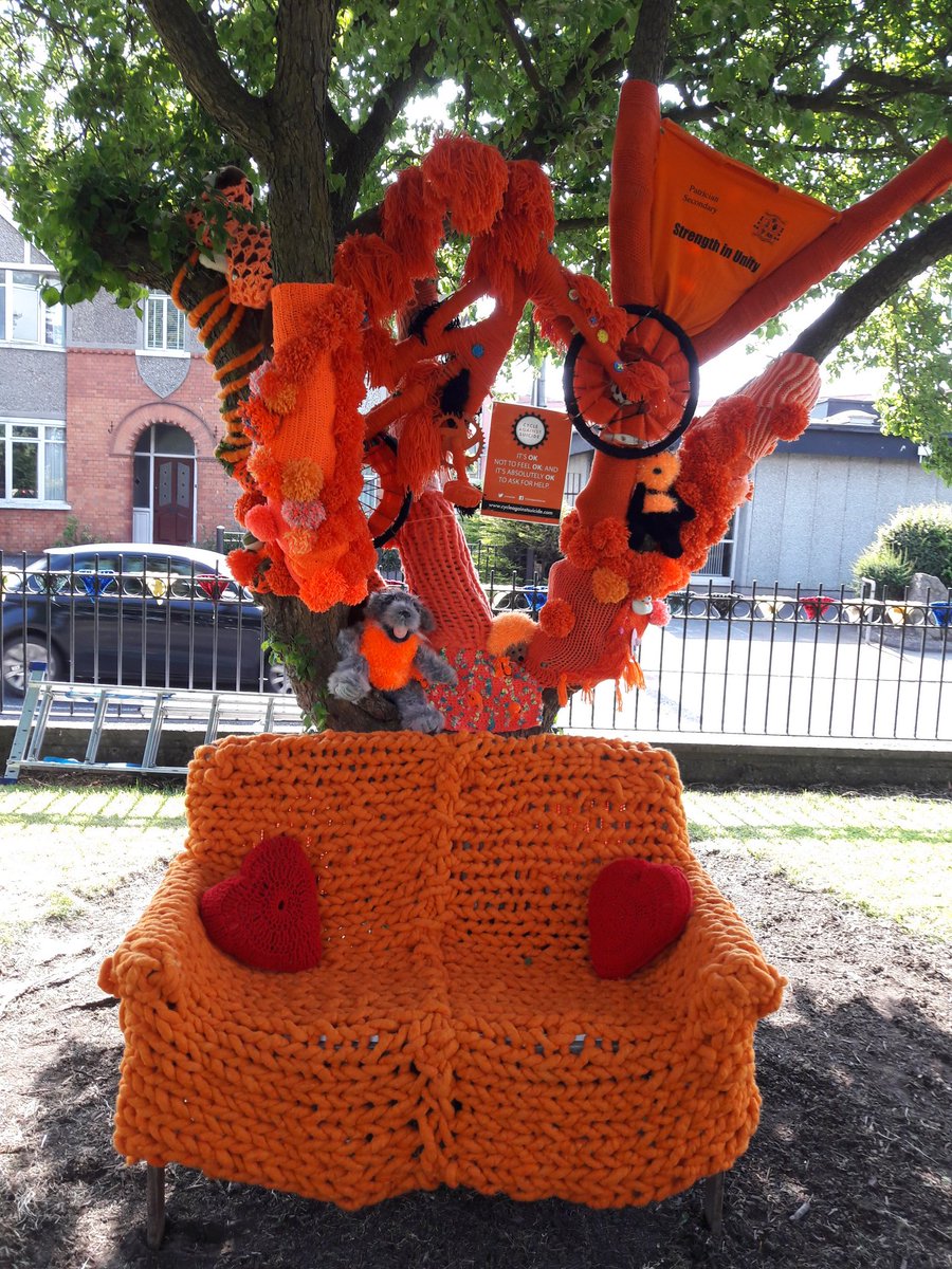 CorrigmM's tweet photo. And it's a wrap. Thanks for the inspiration @CASuicide @PSSNewbridge @DesperateAnnie we've turned our tree orange! #yarnbomb #strengthinunity #schoolofchampions https://t.co/ug4Vx3WC1q
