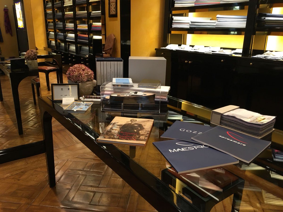 A room in Milan has turned for 7 days in an elegant Navy, thanks to the Montenapoleone Yacht Club event: one week to consolidate the interrelation between the world of fashion &amp; luxury and that of nautica, with evocative installations of the world's most renowned nautical yards.