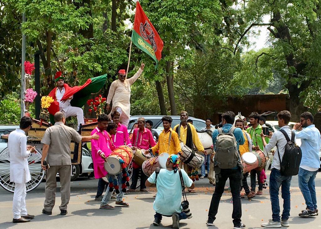 yadavakhilesh's tweet photo. यूं ही जो सबका साथ मिला... तो बढ़ता रहेगा जीत का ये सिलसिला... हर कार्यकर्ता को इस जीत के लिए किए गये अथक प्रयास के लिए धन्यवाद! https://t.co/qGergSrY8R