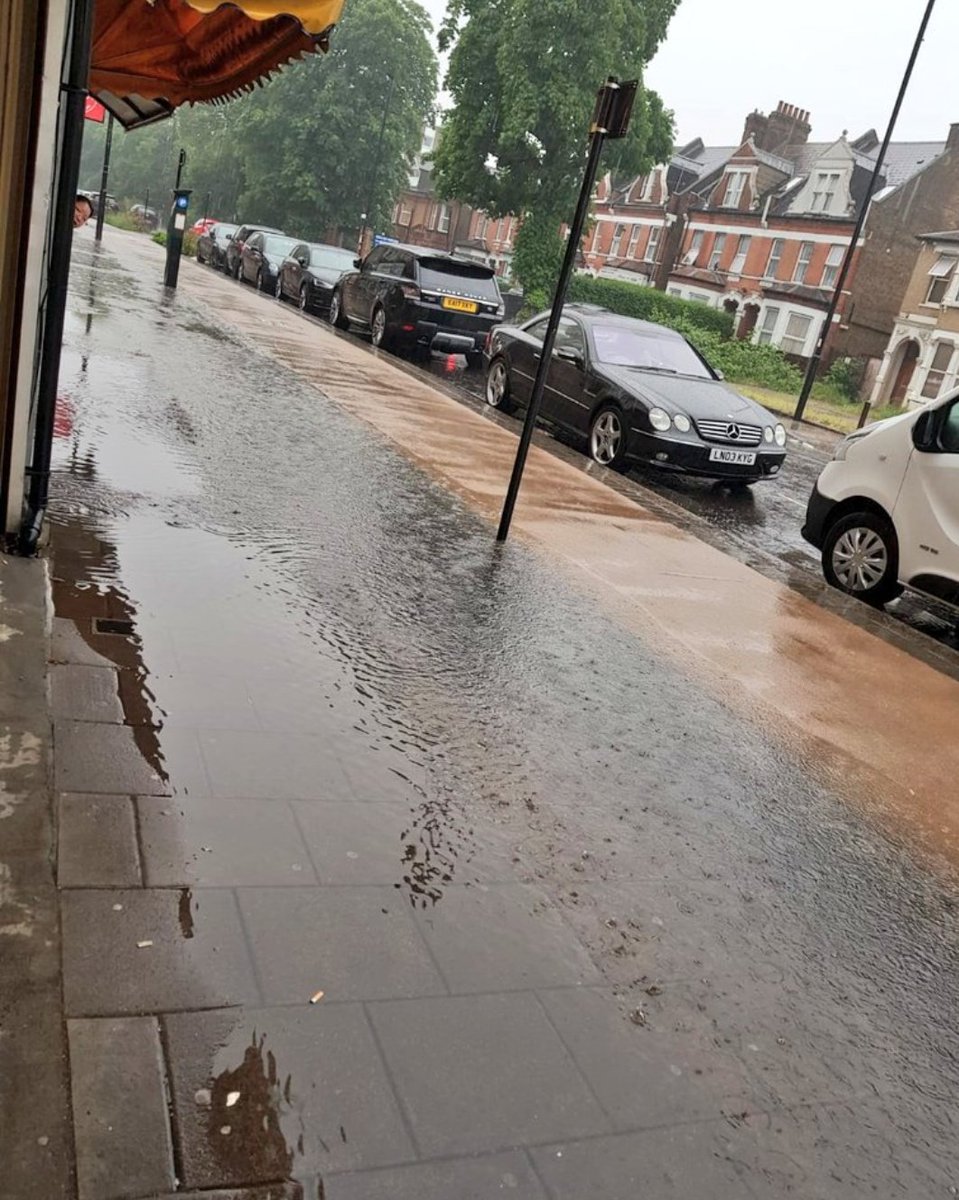 AromaPatisserie's tweet photo. @Theoonabike @SaveGreenLanes @CycleEnfield @EnfieldCouncil The runoff draws towards the center of the pavement rather than to the road / drain... https://t.co/aA070j2VNA
