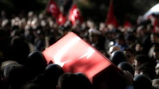 brskrt55's tweet photo. Utanıyorum Şehidim, Utanıyorum, Yemekten, İçmekten,Senin Annen AğIɑrken Gülmekten Utanıyorum! Sanma ki; Unutuyor, Unutturuyoruz. UnutanIɑrı barındırmaktan utanıyorum. SEN; vatan için bizim için şehit olurken, Seni Görmezden Gelenlerden Utanıyorum.. https://t.co/OI1jTZMUKP