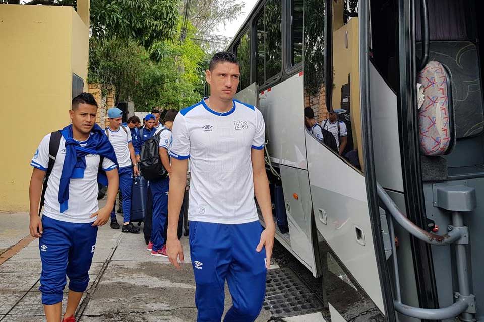 lanoticiasv's tweet photo. #FOTOS #Deportes #ESAHON | La selección cuscatleca ha emprendido el viaje a territorio norteamericano para enfrentar a su similar de Honduras.
Más detalles en la nota: https://t.co/mDWyhBTzh7 https://t.co/QvtP9b6IV0