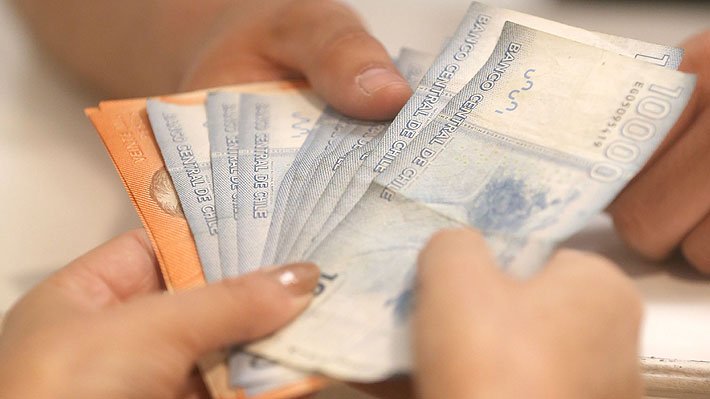 Emol's tweet photo. ¿Cómo, cuándo y dónde? Conoce el detalle del plan de compensación para cobrar los $7.000 https://t.co/sdtHDG83x6 https://t.co/oP4omGHH7n