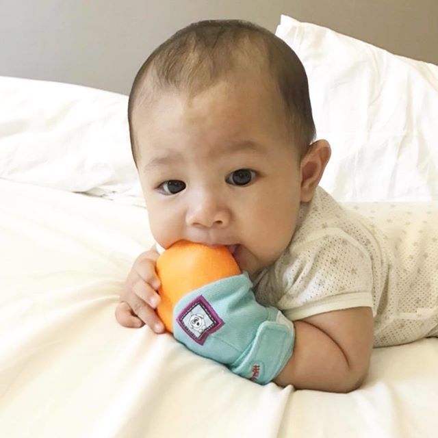 darlyngandco's tweet photo. How to calm your baby during his teething stage ๐๐ป #yummymitt #teething #teethingbaby #teethingmitt #teether #bestteether #teethingsucks #teethingmitten #darlyngbaby #babyboy #firsttimeparents #parenting #babymusthave #babybrand #favetoy #teethingremedy https://t.co/33QQsIbpwY