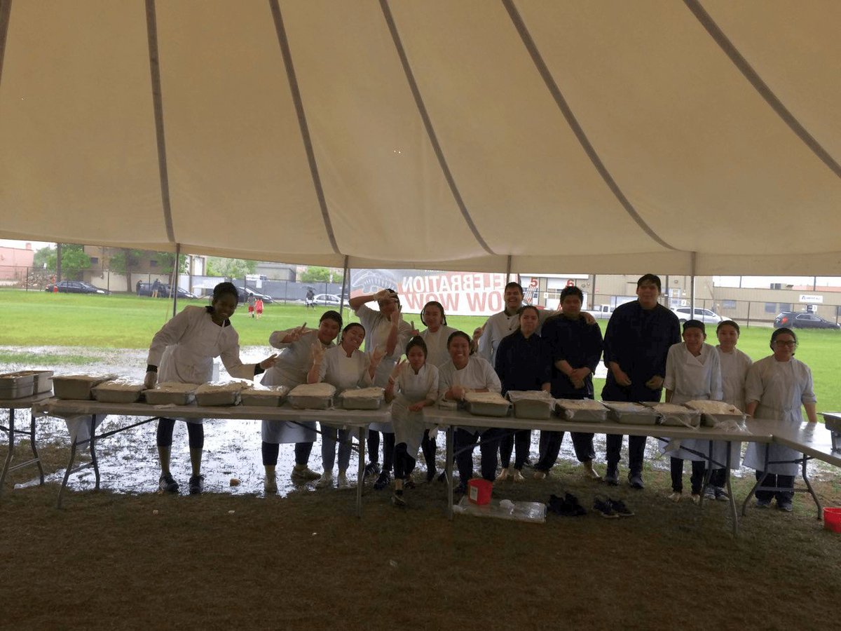 Georgia_Wells1's tweet image. I&apos;m so impressed with Tec Voc&apos;s culinary team who went above and beyond at the pow wow. The delicious food, your willingness to continue working with a smile, even after you were soaked and tired &amp;amp; staying late to do all the kitchen cleanup. Thank you! #WSDpowwow #tecvoc