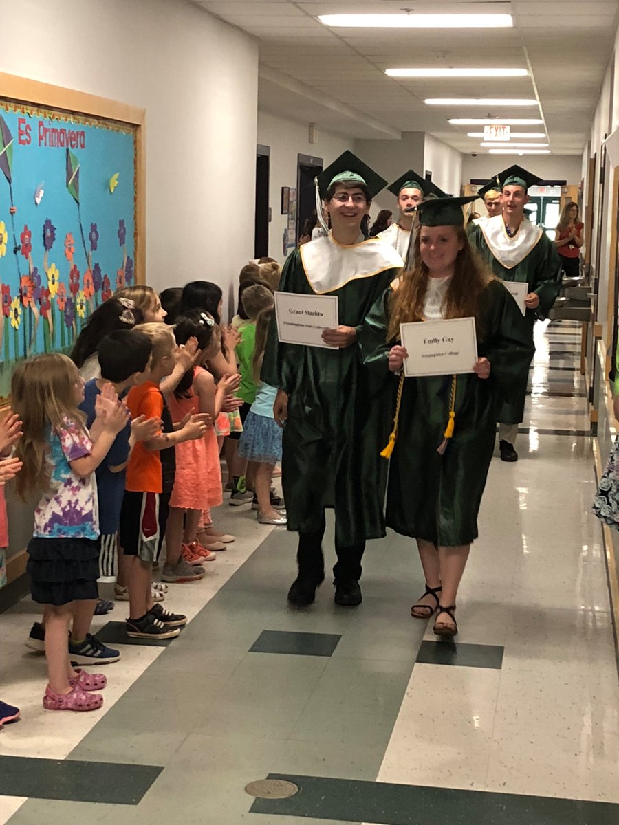 jpmBKP's tweet photo. One of my ABSOLUTE favorite days of the year, as the @NipmucClass2018 returns to their old stomping grounds!  All of us in the district love the incredible young men and women you've become and we will miss you (well, after tomorrow 😀)!  #NipmucPride #SeniorWalk #mursd https://t.co/bfKCjGkPSj