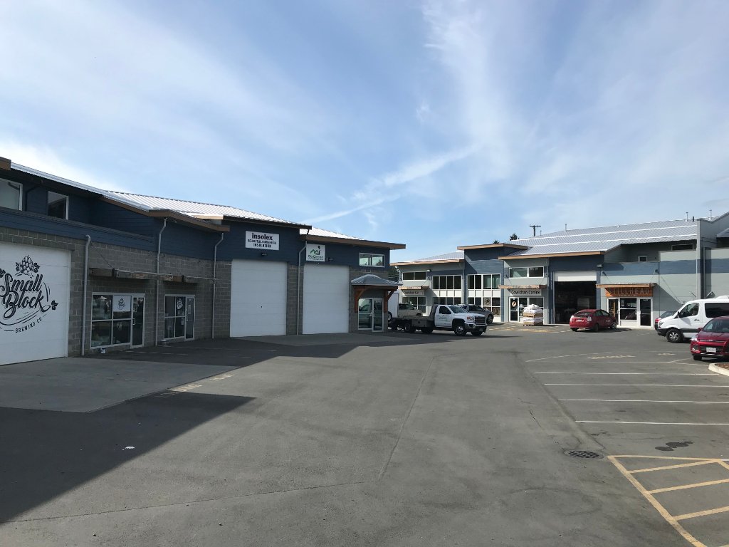 StillheadDstlry's tweet photo. Have plans this Saturday? Stop by for our grand opening with Small Block Brewing Co. this Saturday from 12-7! This parking lot will be transformed into a sweet outdoor seating area with food trucks, music, beer and cocktails, plus fun for the kids! See you soon! https://t.co/cizQWQ719s