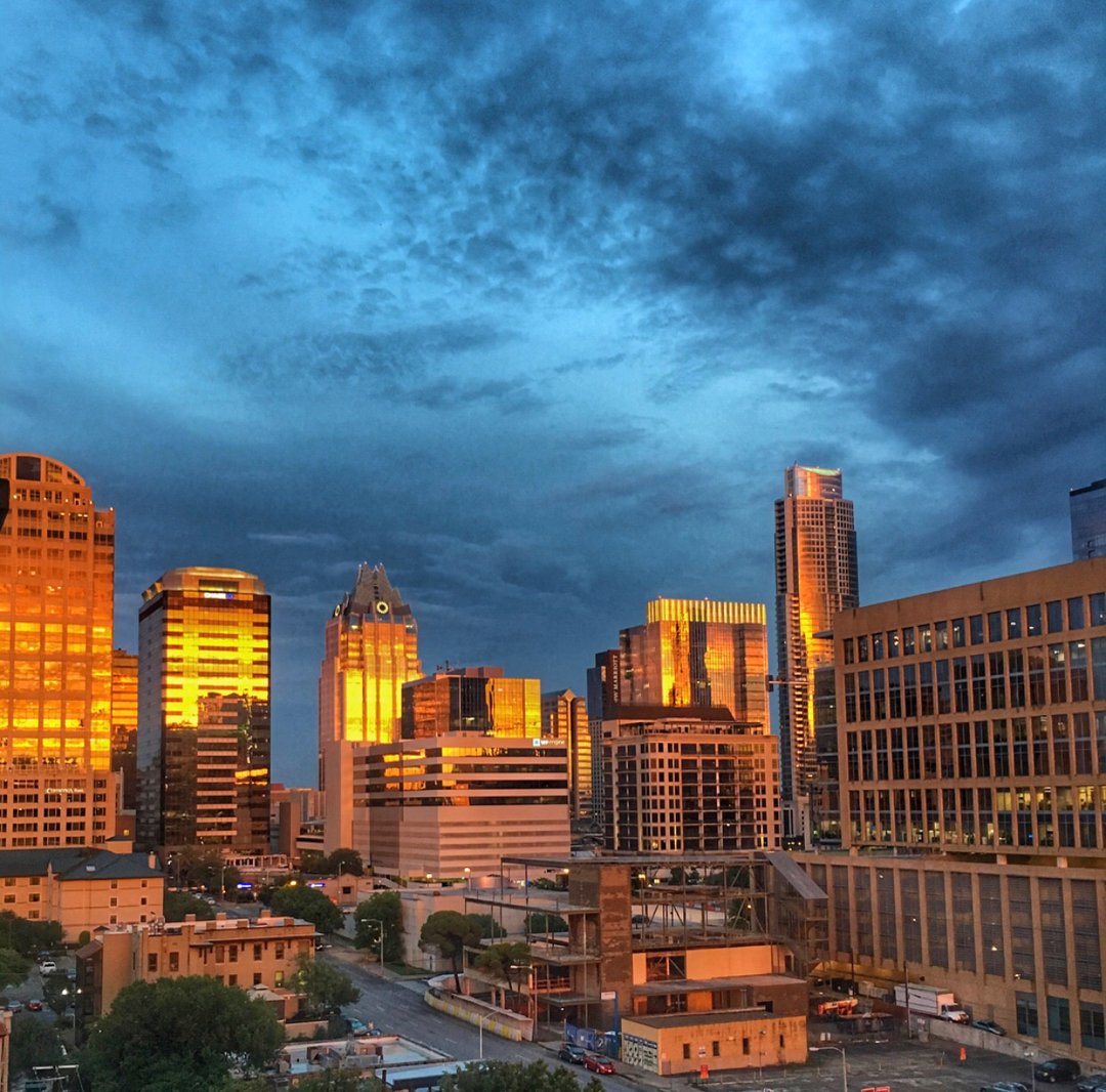 FrostBankTower's tweet photo. Golden hour ☀️🌇💛 https://t.co/Ybk8BH2jlC