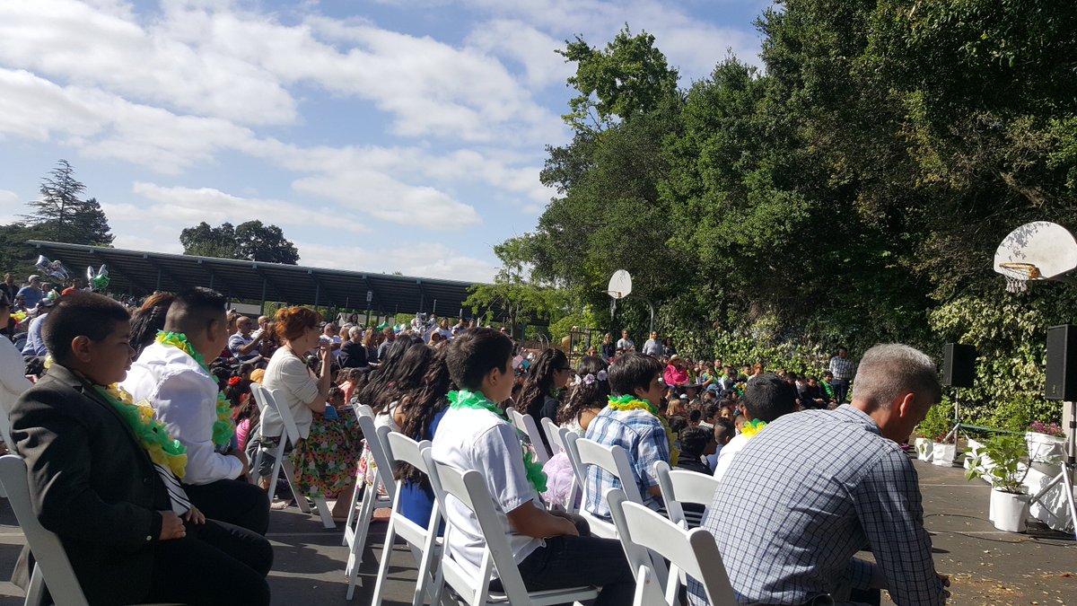 LaLuzCenter's tweet photo. Congratulations to our award  recipients at El Verano School  @evmustangs #Classof2018  #sonoma #sonomayouth #laluz https://t.co/GOFzL3CMwF