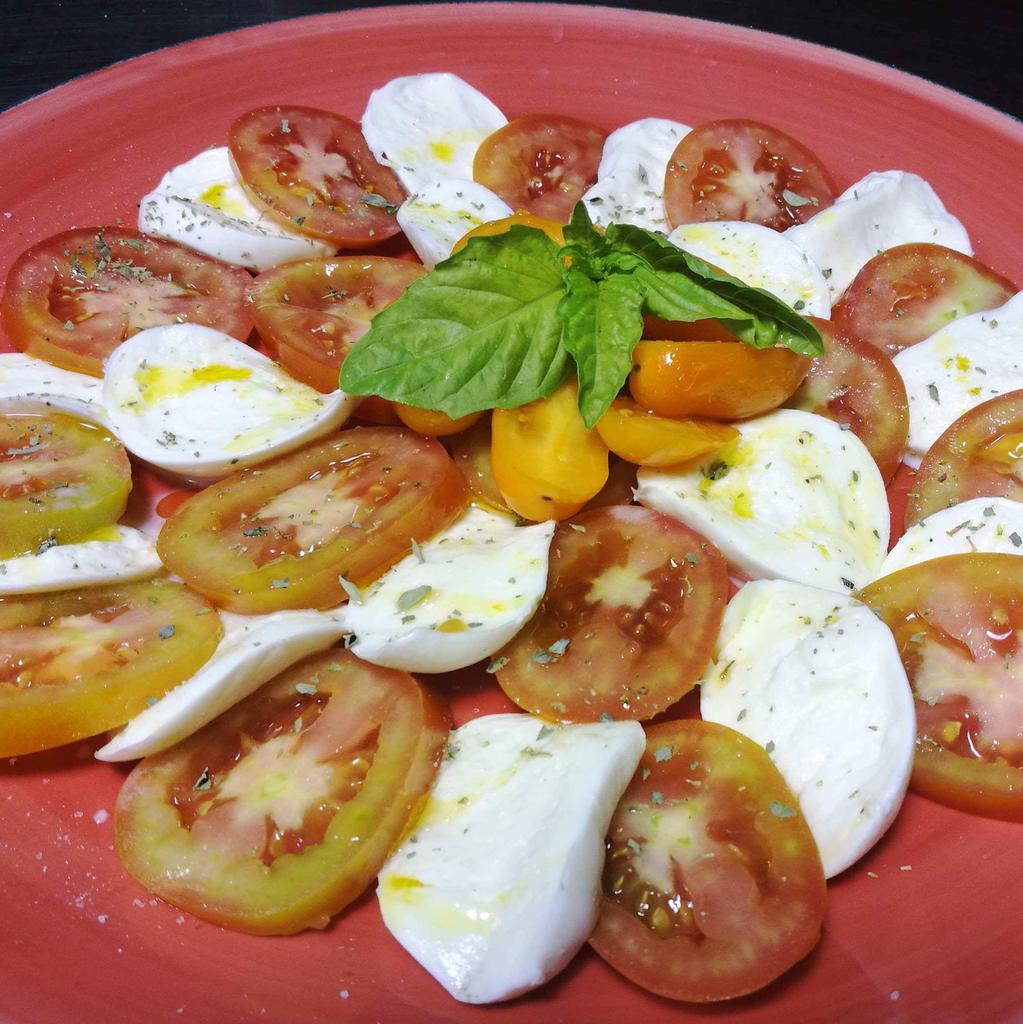 turismocampano's tweet photo. Tante #tipicità #campane ti aspettano su https://t.co/LMNF7tx0fC Questa sera, metti in tavola una fresca #caprese #mozzarelladibufaladop #olioEVO https://t.co/rR69Xv0mnY