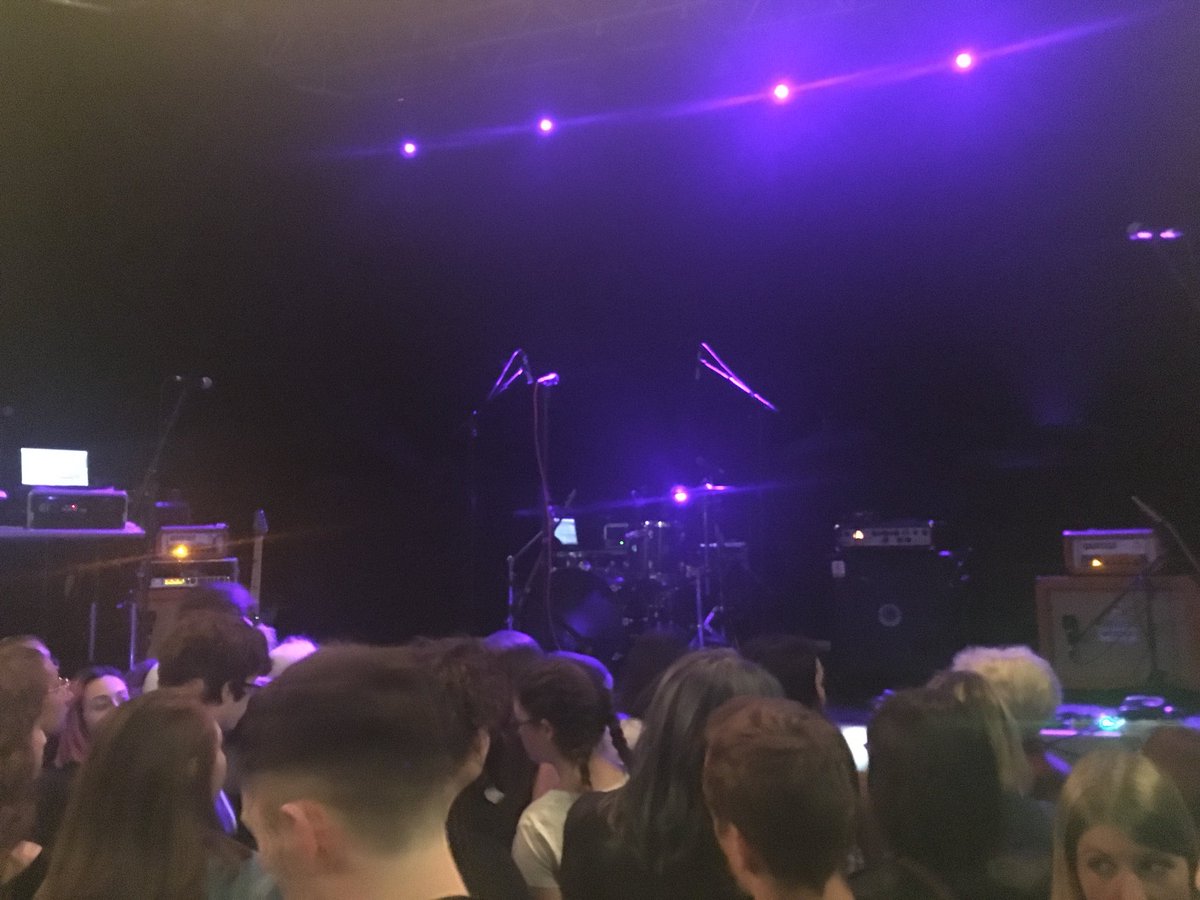 PVRISFrance's tweet photo. Debut du concert dans moins d’une heure! https://t.co/pBYeCI1JAL