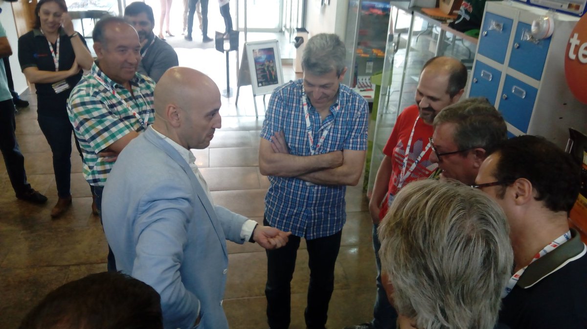 hercosuministro's tweet photo. Después realizará su show utilizando los guantes de #ATG el mago @1MarioCobretti Ya ha estado amenizando la espera a nuestros asistentes https://t.co/tVODcfpTKN