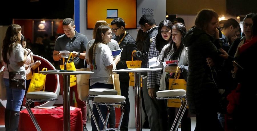 LANACION's tweet photo. Una feria para encontrar trabajo convoca a miles de jóvenes https://t.co/UOMWXvlccB https://t.co/R49ILD1ECB