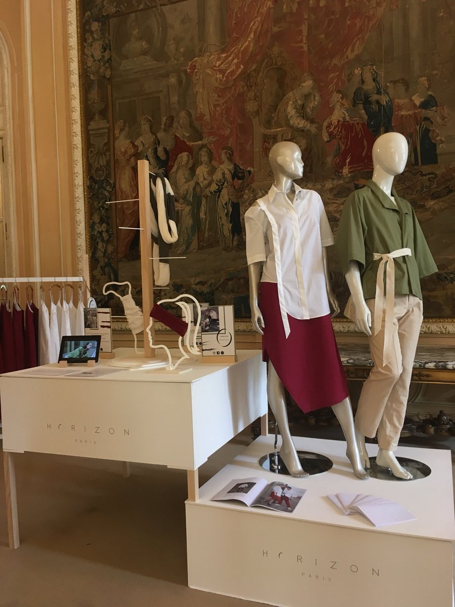 zoer_design's tweet photo. Hier les #ESIV de @lafabrique_ et les étudiants en arôme, parfumerie et cosmétiques de l’ @IsipcaParis ont présenté leur mini entreprise lors d’un défilé qui présente leur collection.
Nous (les étudiants en #merchandising ) avons créé les éléments de décor suivant 🖇⚒ https://t.co/Xs7oXb3MnY