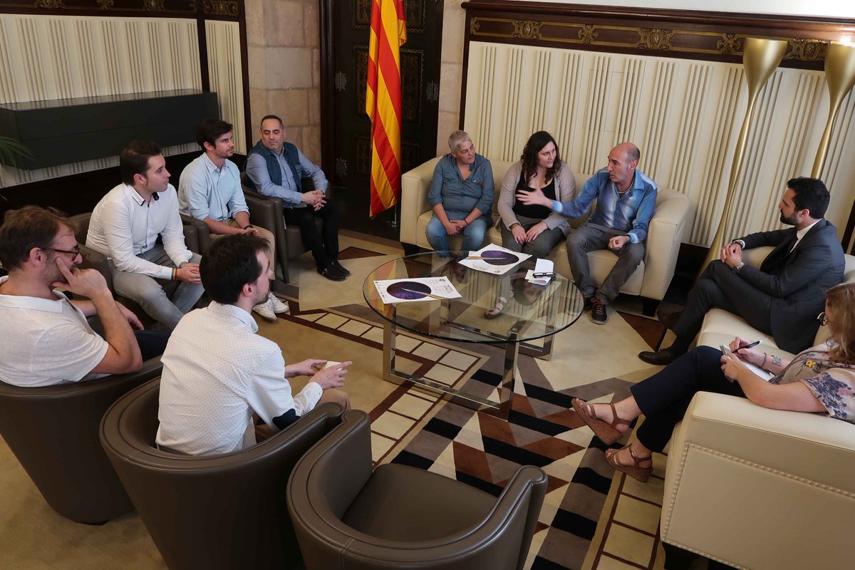 El president, <a href="/rogertorrent/">Roger Torrent i Ramió 🎗</a>, rep al #Parlament el Comitè organitzador de la 1a Trobada internacional d'Observatoris contra la LGTBIfòbia, que comença demà a Barcelona
