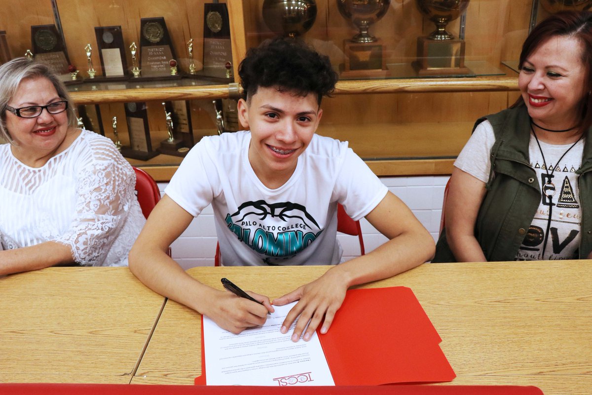 RomaISD's tweet photo. Congrats to Roma High's Noe Garza Jr., who signed a letter of intent to play basketball for Palo Alto College in San Antonio! 

“It feels great to know that I’m going to play ball at the college level. When I found out I felt it was a big blessing and a great honor." https://t.co/GKkX2rL40w