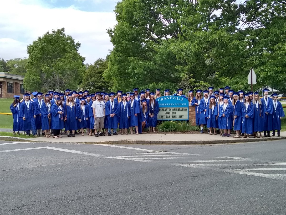 jennmc97's tweet photo. Wahconah Class of 2018 elementary school walk through at Craneville #wahconah @AaronRobb5 https://t.co/BEnz5vJx2f