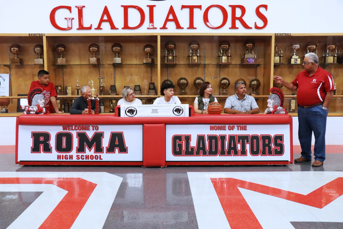 Congrats to Roma High's Noe Garza Jr., who signed a letter of intent to play basketball for Palo Alto College in San Antonio! 

“It feels great to know that I’m going to play ball at the college level. When I found out I felt it was a big blessing and a great honor."
