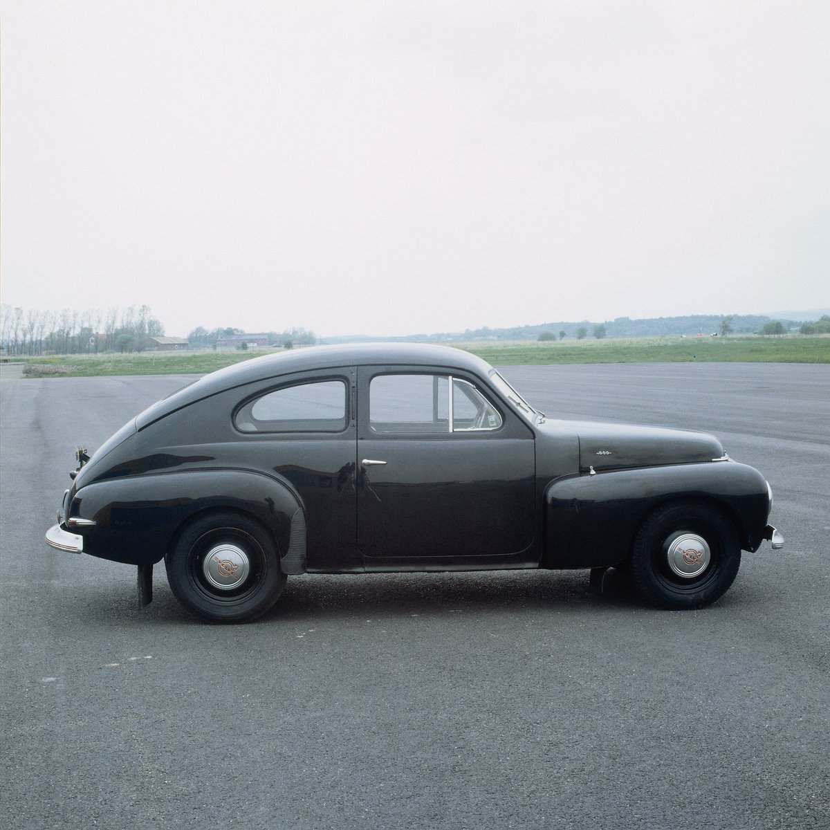 volvocares's tweet photo. ¿#Sabíasque el Volvo PV444 de 1944 fue el primer coche del mundo con parabrisas laminado, que evita que al romperse se separe en múltiples fragmentos? https://t.co/oO5LUiqDzA https://t.co/yOARBYDk0B