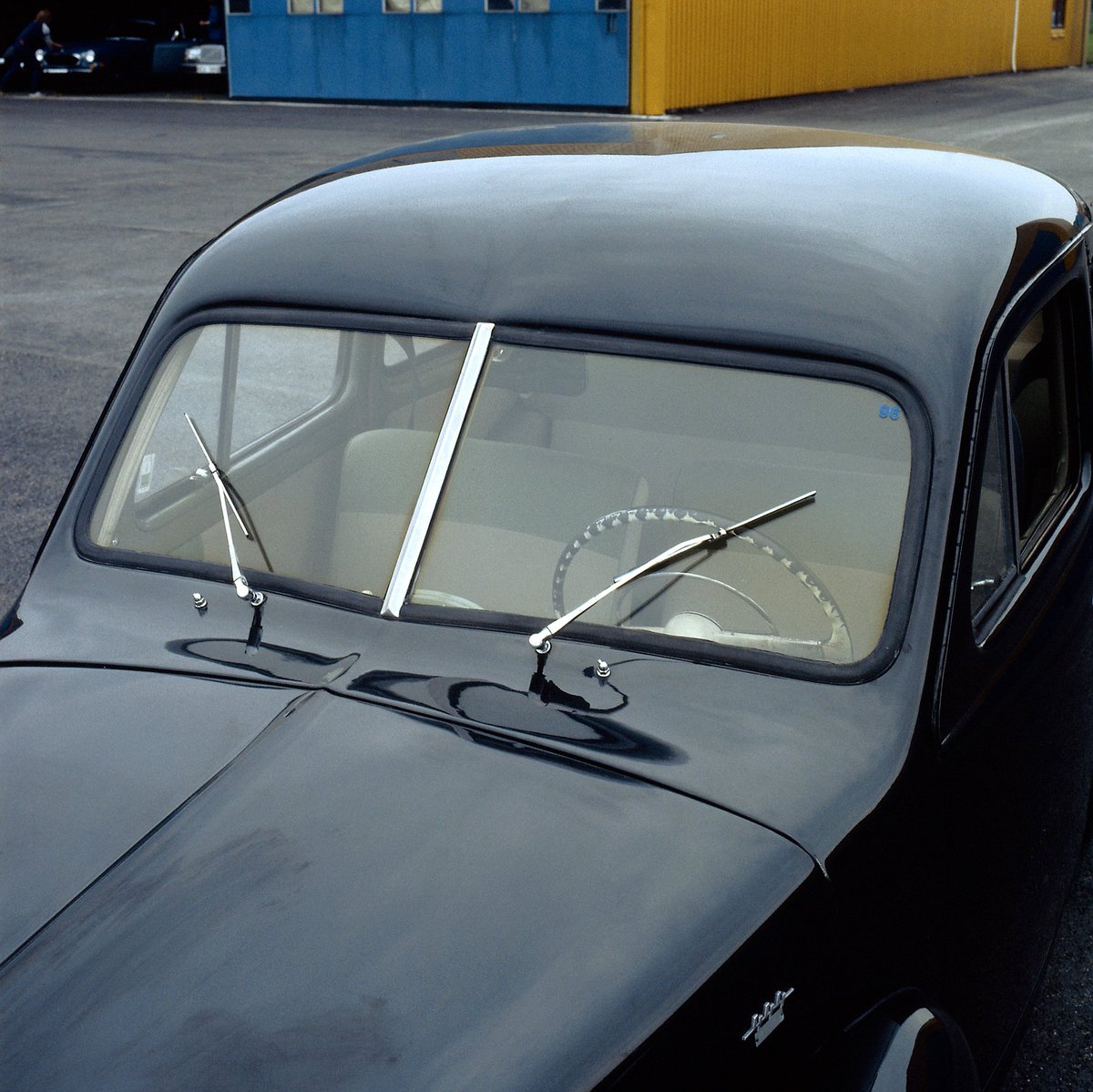 volvocares's tweet photo. ¿#Sabíasque el Volvo PV444 de 1944 fue el primer coche del mundo con parabrisas laminado, que evita que al romperse se separe en múltiples fragmentos? https://t.co/oO5LUiqDzA https://t.co/yOARBYDk0B
