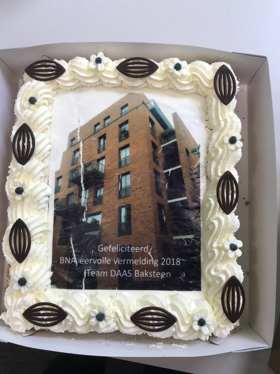 bedauxdebrouwer's tweet photo. Dank @DaasBaksteen voor de heerlijke slagroomtaart! Deze taart kregen we vanwege eervolle vermelding @Gebouw_vh_Jaar https://t.co/eDGoErRJcn