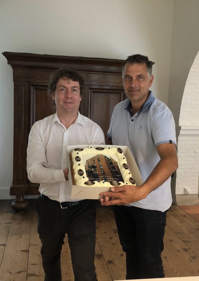 bedauxdebrouwer's tweet photo. Dank @DaasBaksteen voor de heerlijke slagroomtaart! Deze taart kregen we vanwege eervolle vermelding @Gebouw_vh_Jaar https://t.co/eDGoErRJcn