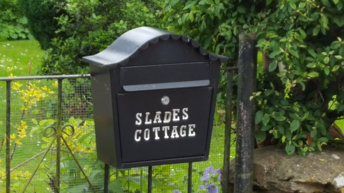 quercus751's tweet photo. My first in a series of Cotswold celebrity letterboxes... #cmonfeelthenoise https://t.co/wigwEmr3Fh